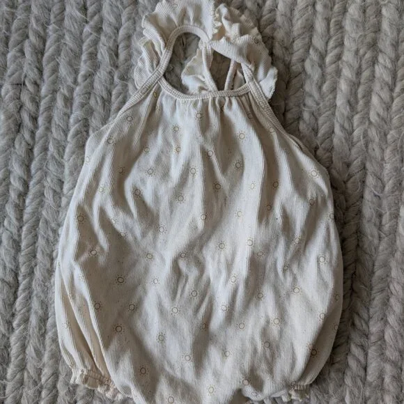 Quincy Mae Ribbed Ruffle Romper Suns - Picture 2 of 3
